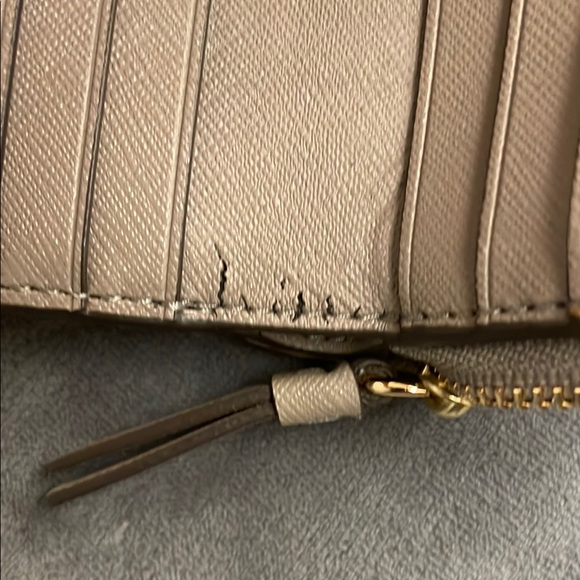 Tory Burch wallet with zipper and multiple slots for cards - Picture 5 of 10